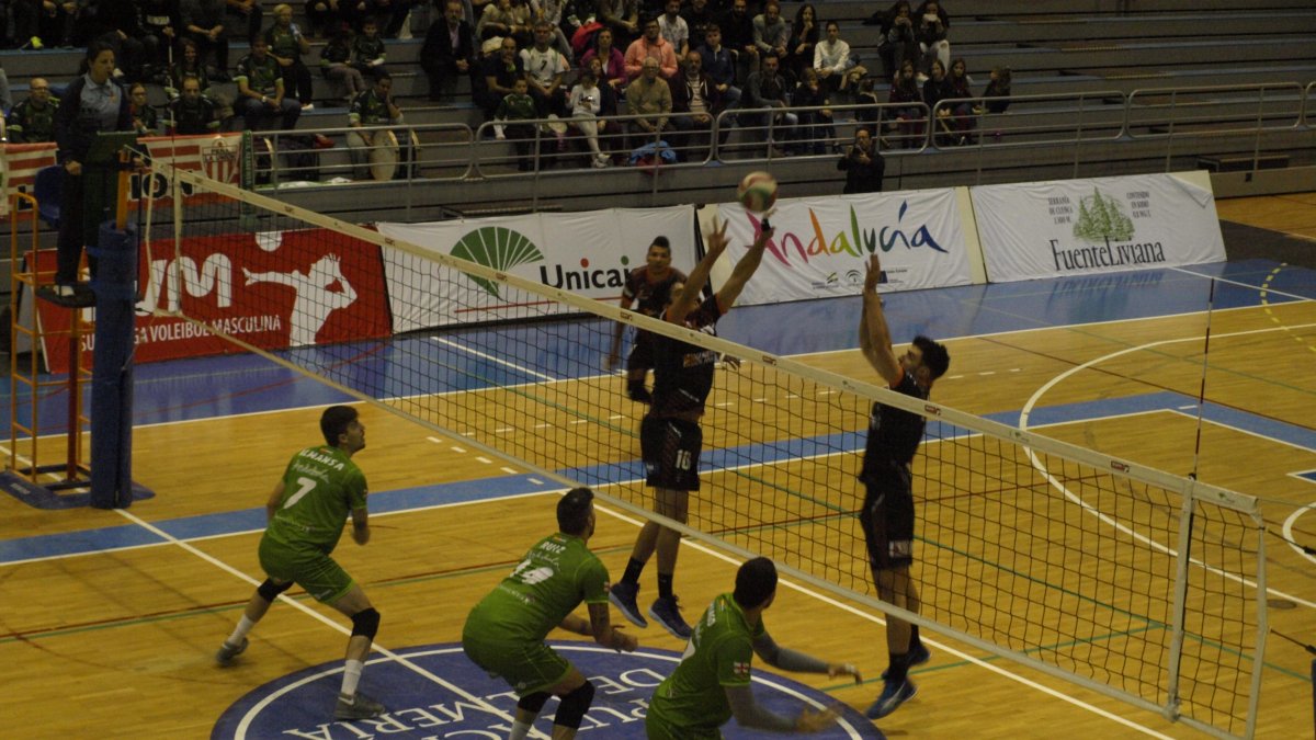 Coloca Rangel para rematar Bugallo.