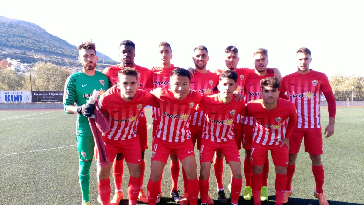 El once del Almería B en Loja.