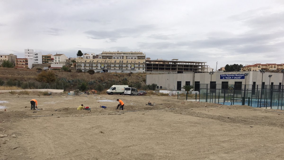 Obras de construcción de las dos pistas de tenis en el Centro Deportivo de Agua y Salud.