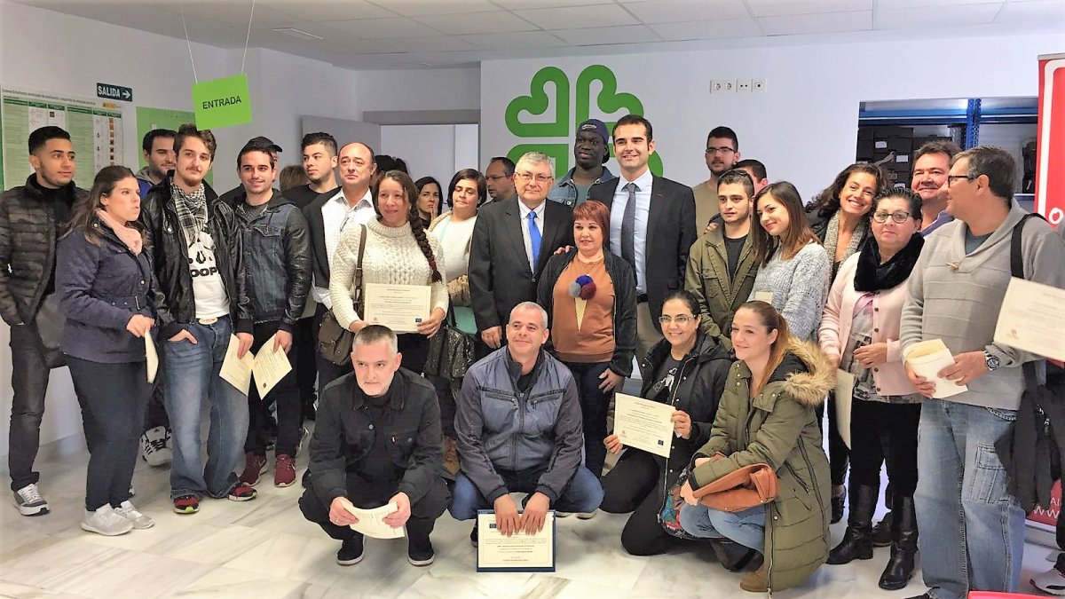 El alcalde, con el presidente de Cáritas y voluntarios en uno de los programas de formación.