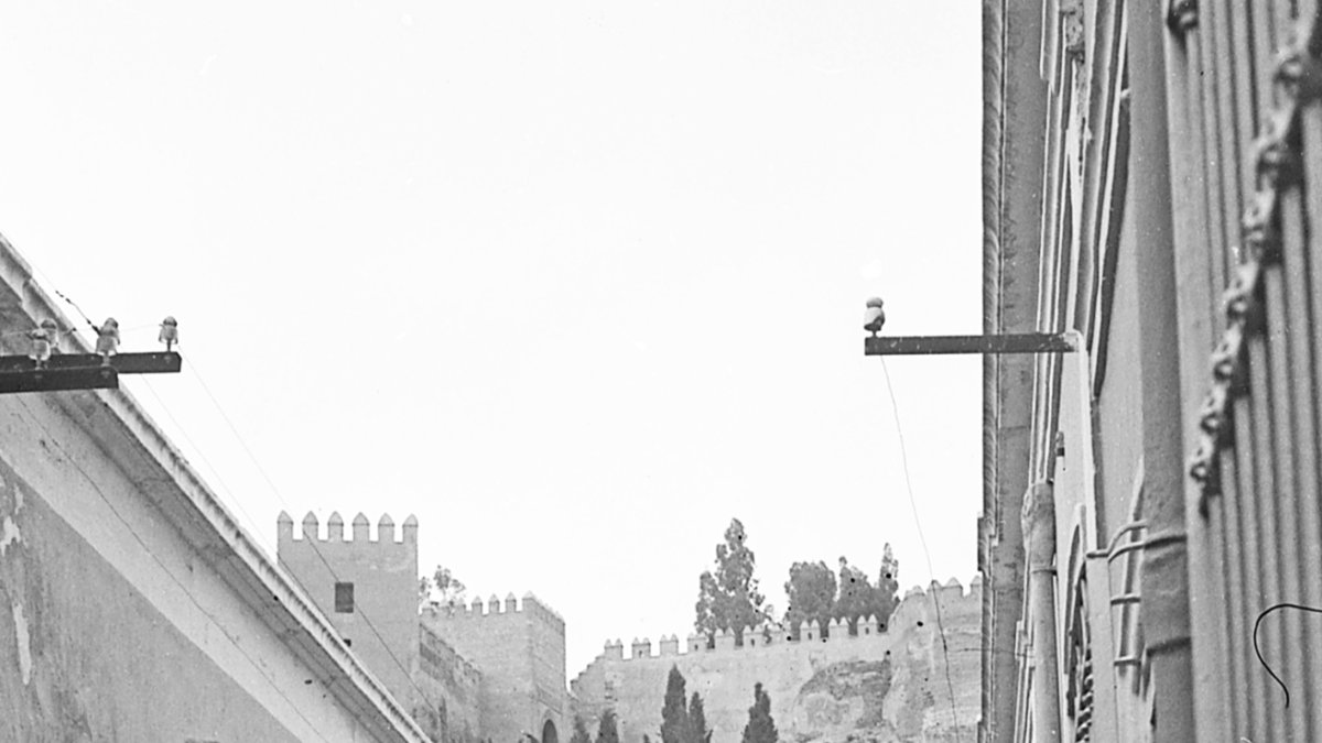 Calle de Demóstenes en su desembocadura hacia la calle de la Almedina, en los años sesenta. Antiguamente, este rincón de la ciudad se llamó calle de