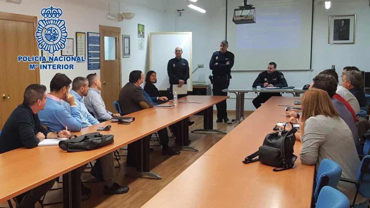 La Policía Nacional está informando a las asociaciones de comerciantes y a los establecimientos.