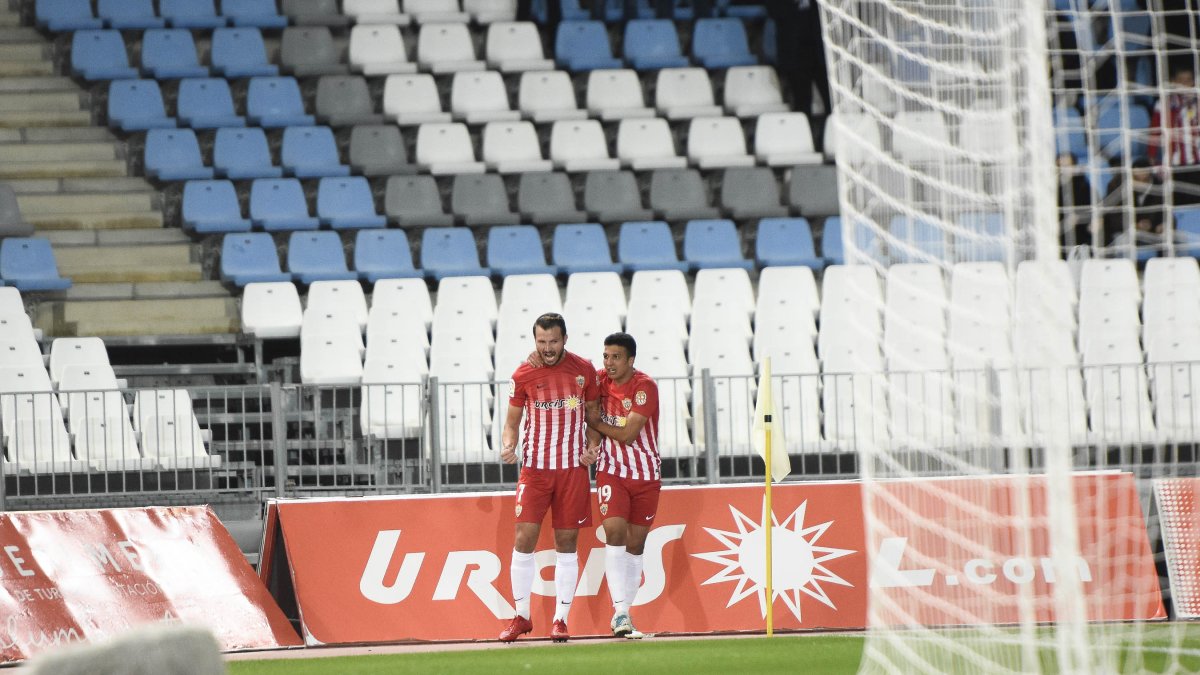 Celebrando su gol con Hicham.