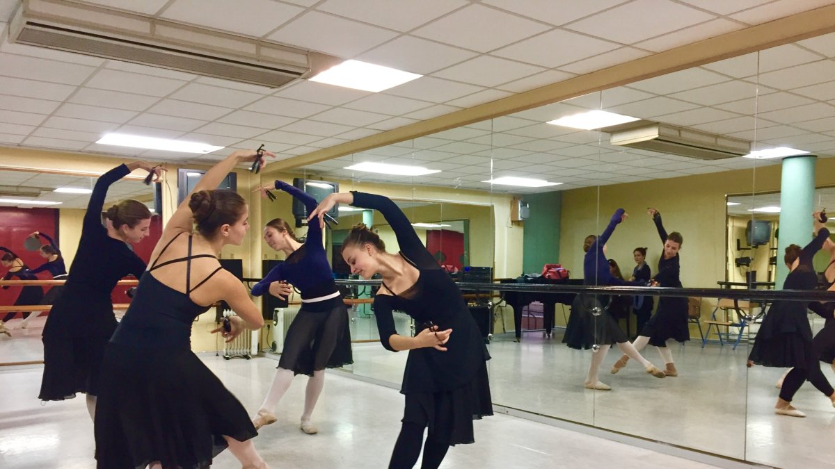 Alumnas de Danza Española, esta tarde, en una de las clases.