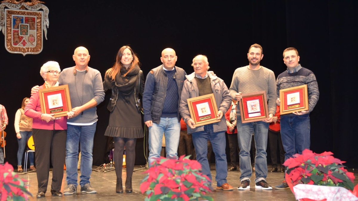 Entrega de obsequios a las cuadrillas.