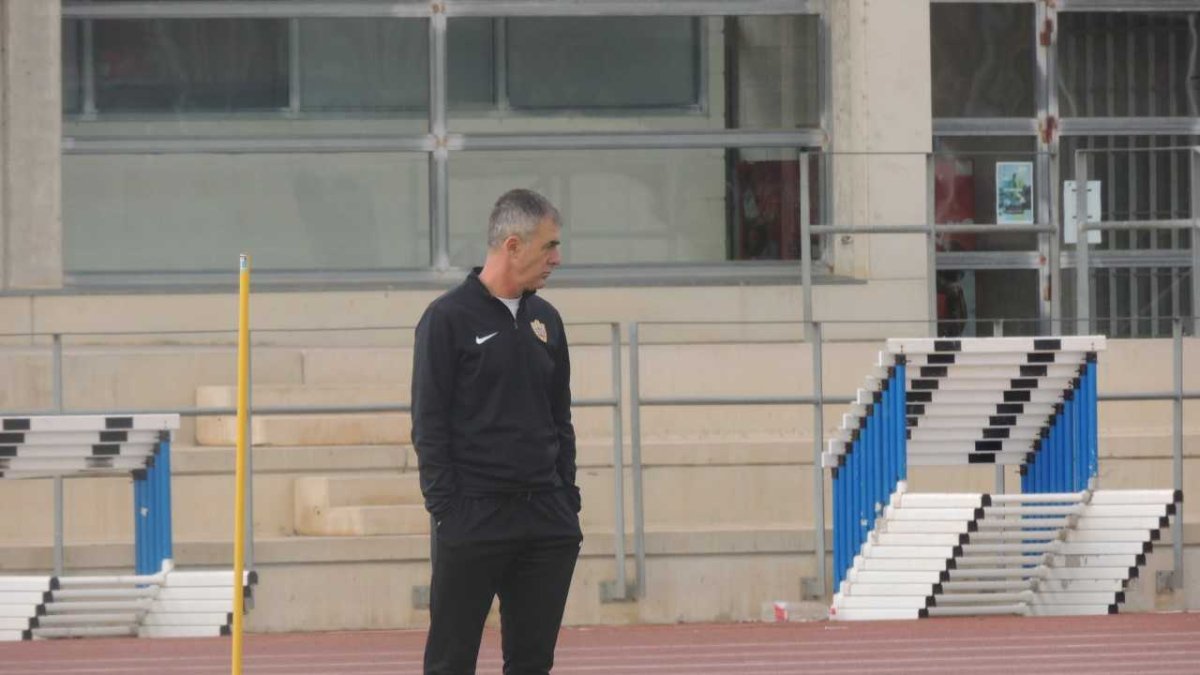 Lucas Alcaraz se pone al sol y las manos en los bolsillos.