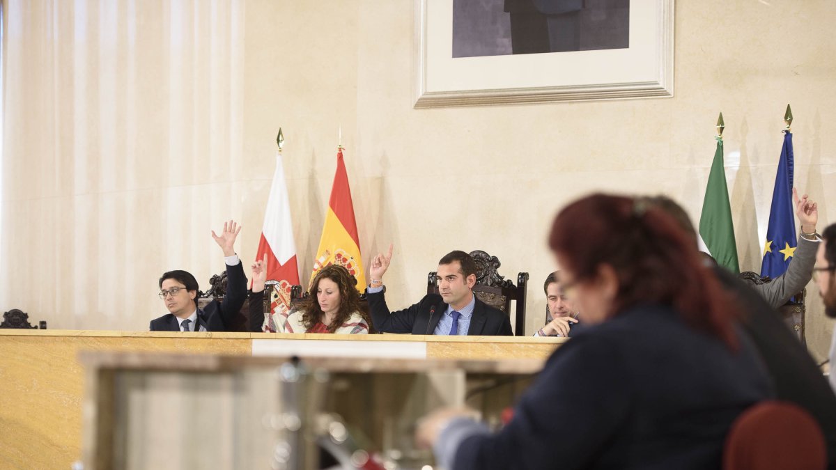 Votación de uno de los puntos del pleno de ayer.