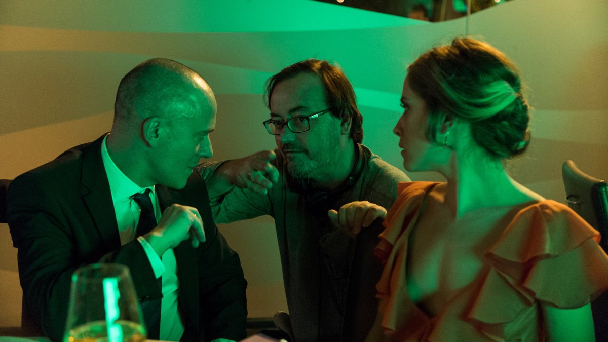 Manuel Martín Cuenca dando instrucciones a Javier Gutiérrez y a María León. (Foto: Julio Vergne)