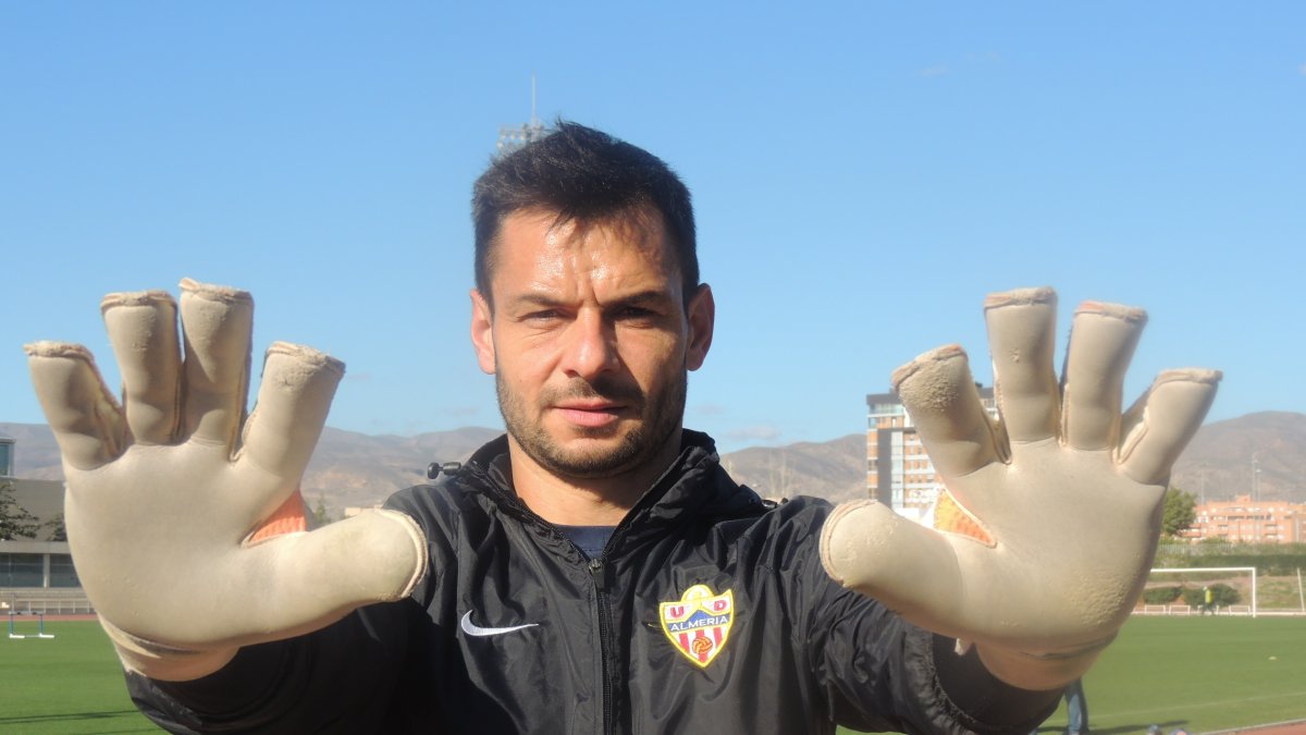 René en el campo Anexo posando para LA VOZ.