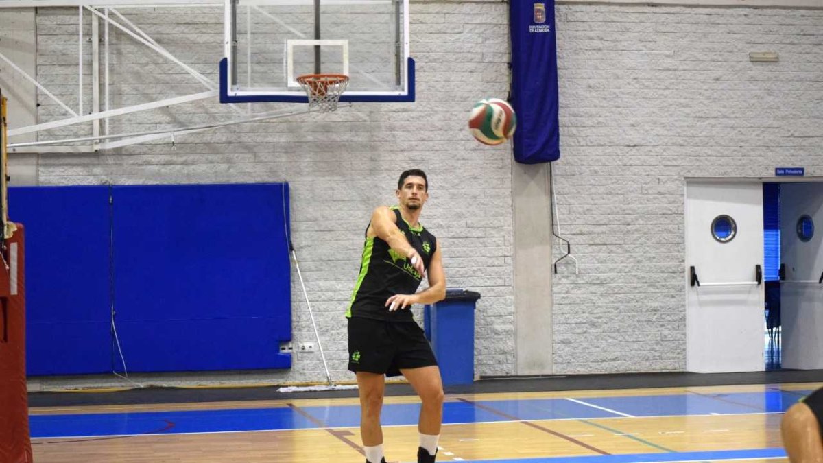 Ignacio Sánchez efectuando el saque.