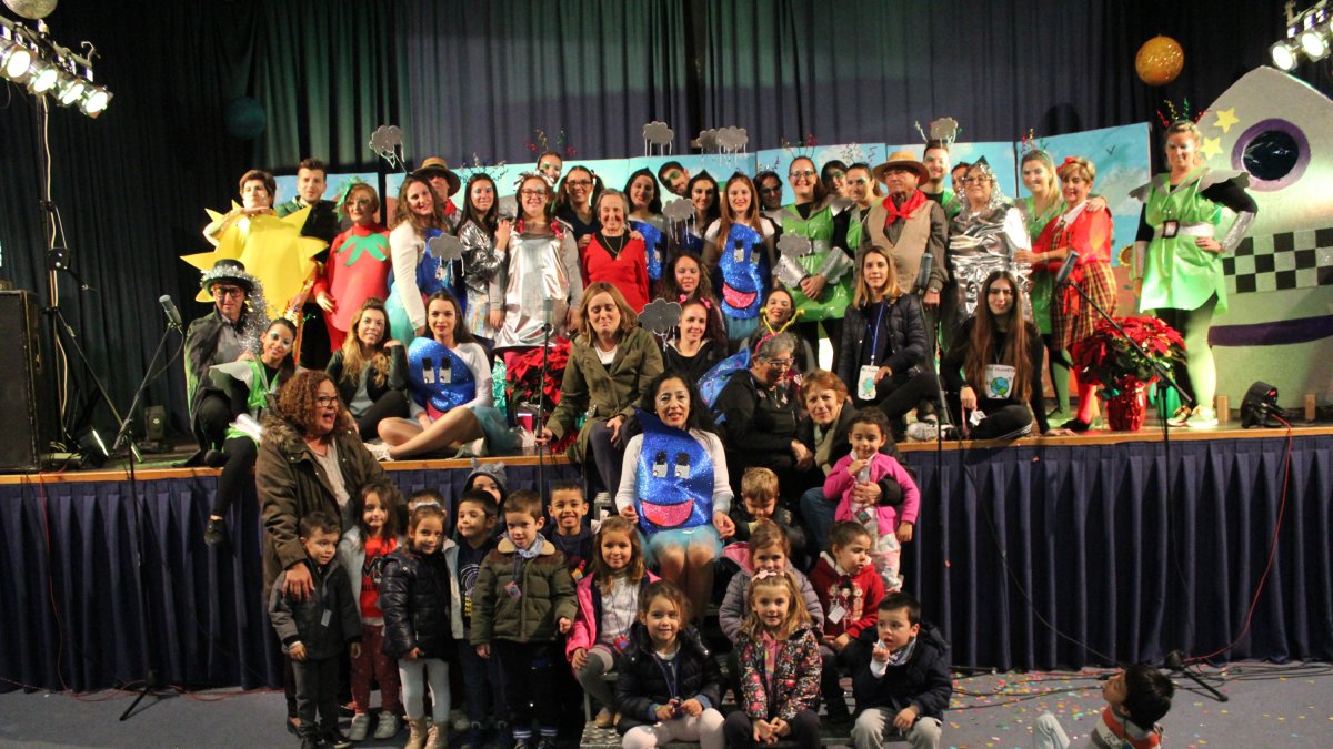 El reparto de la obra, estudiantes y mayores, junto a algunos de los pequeños espectadores.