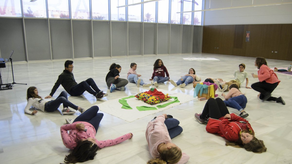 Miembros de la?Orquesta Infantil durante el taller de música en movimiento.