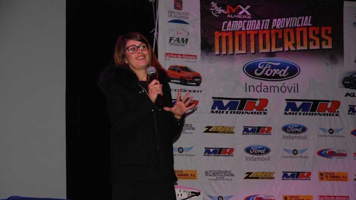 La diputada, Ángeles Martínez, hablando a los pilotos.