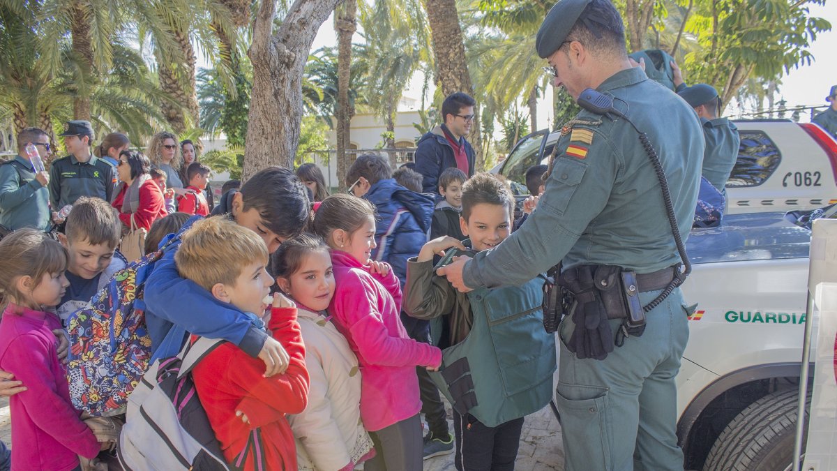 Guardia Civil muestra sus herramientas a los niños.