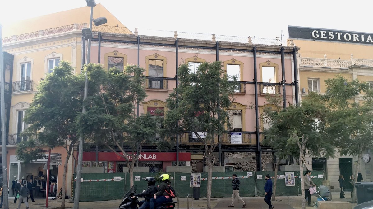 Las obras de rehabilitación del edificio de Puerta Purchena, 1 atrae estos días la atención de los transeúntes en el centro de la ciudad.