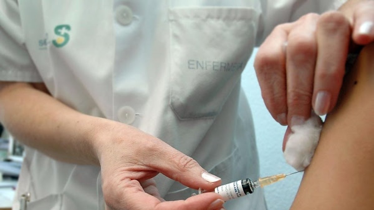 Una enfermera pone una vacuna a un usuario en un centro de salud de Almería.