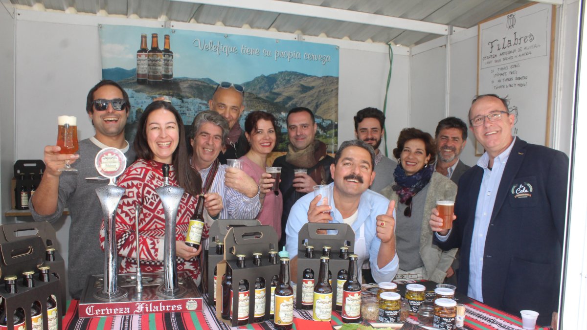 José Manuel Gómez, de Cervezas de los Filabres, Velefique, disfrutando con compañeros de distintos stand, La Cala, Embutidos Alpujarreños, Conservas