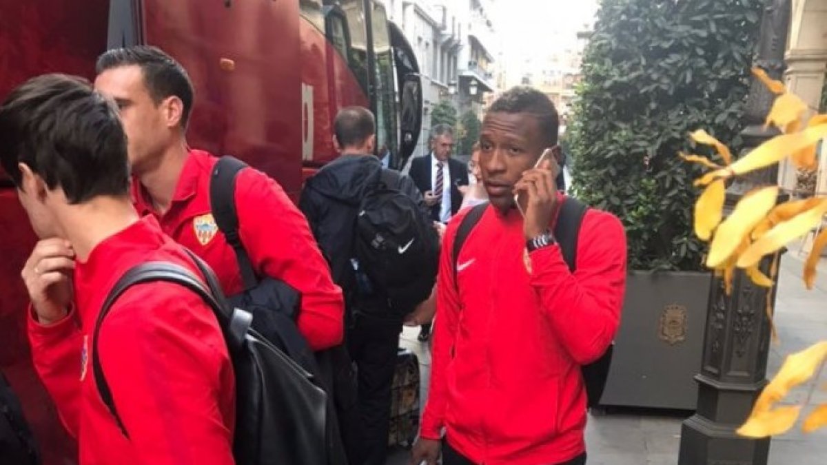 Pervis Estupiñán en el momento de subirse al autobús para desplazarse al Estadio en Granada.