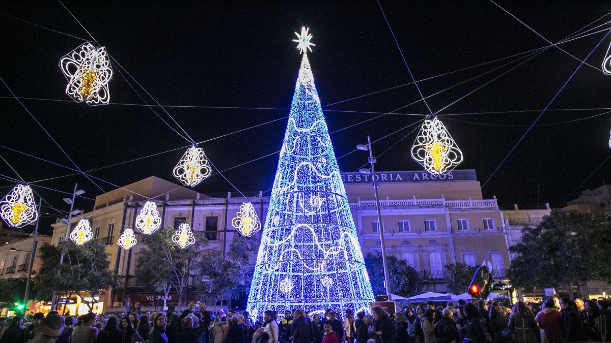 Iluminación navideña en la Puerta Purchena y el Paseo de Almería.. La voz