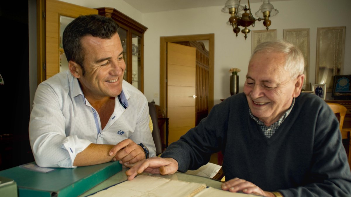 José Esteban muestra los documentos históricos al alcalde Salvador Hernández.