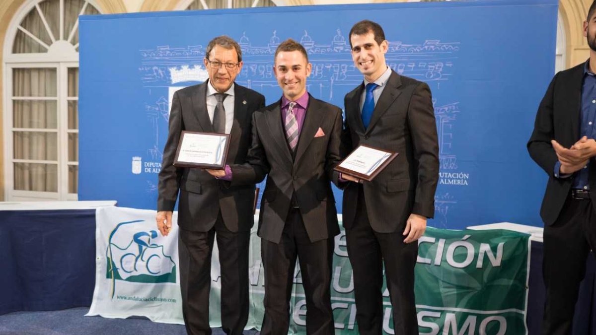 Sergio Domínguez premiado por la Delegación Almeriense de Ciclismo.