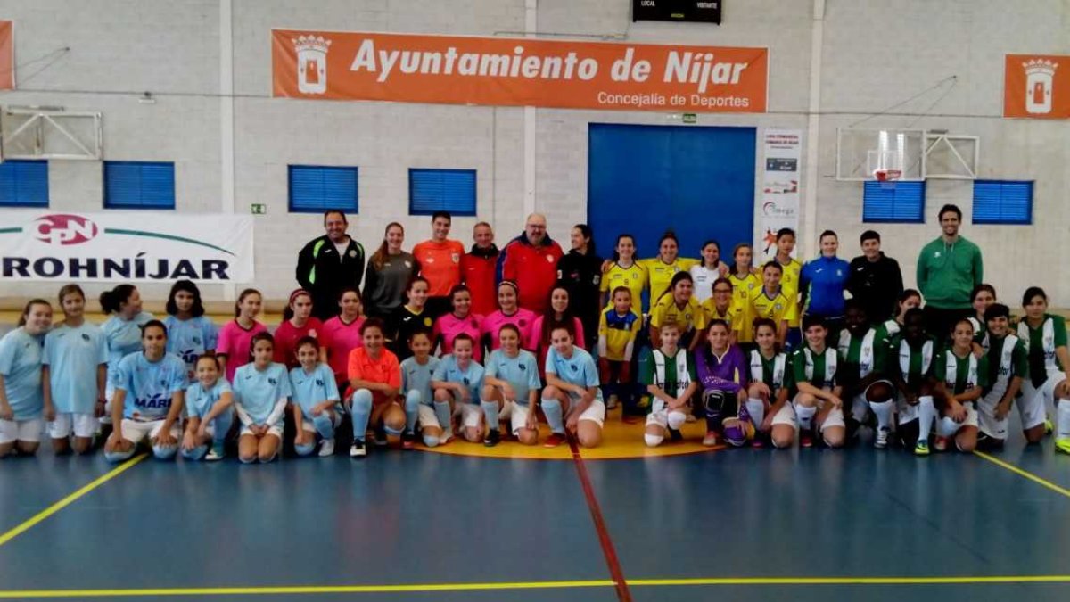 Todos los equipos en la pista.