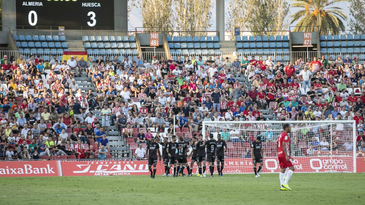 Lucas Alcaraz tiene mucho trabajo con la defensa del Almería.
