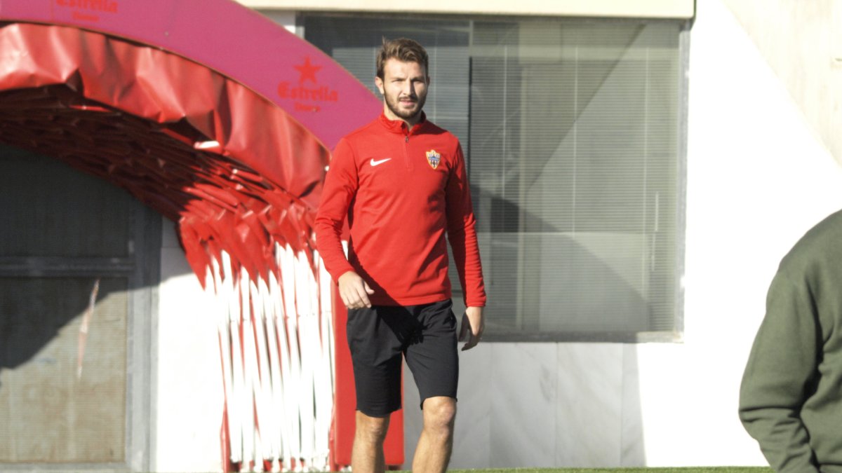 Marco Motta saliendo al Estadio.