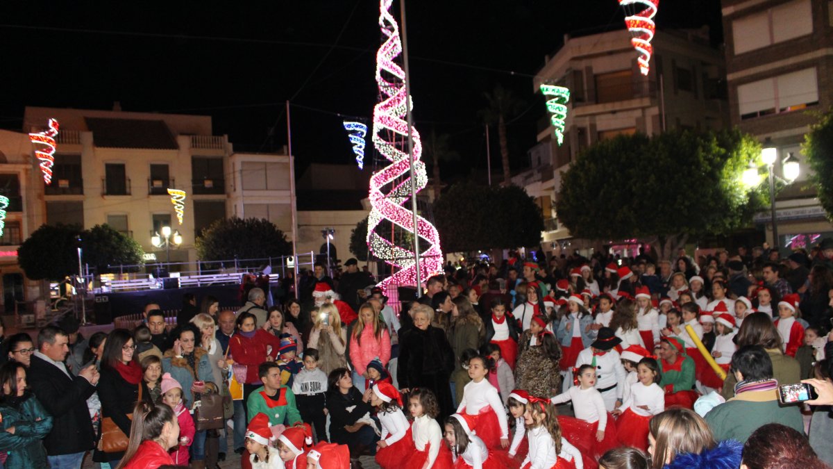 La participación en laNoche de la Luz fue masiva por parte de los vecinos.