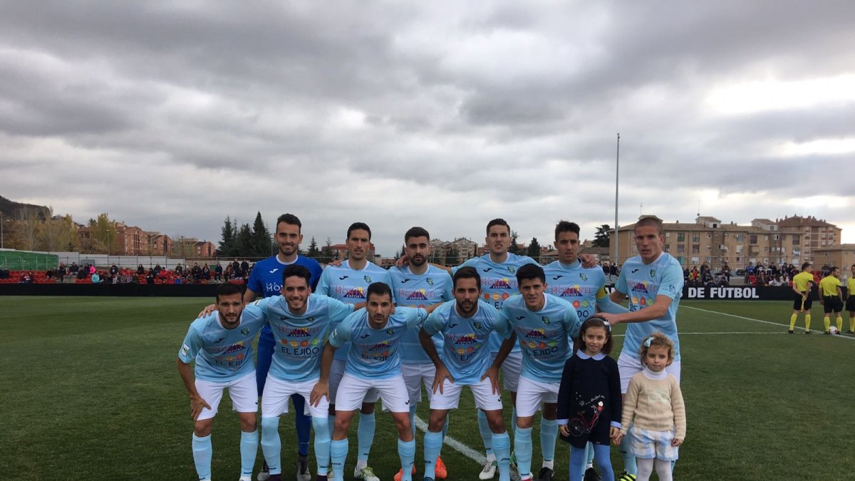 El once del Club Deportivo?El Ejido en el partido frente al filial nazarí.