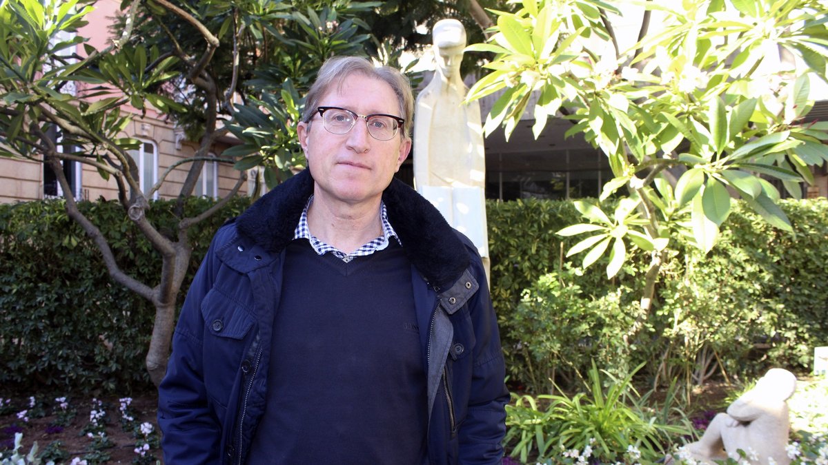 Francisco pérez porras lleva más de treinta años dedicado a la enseñanza, ahora en el cargo de director.