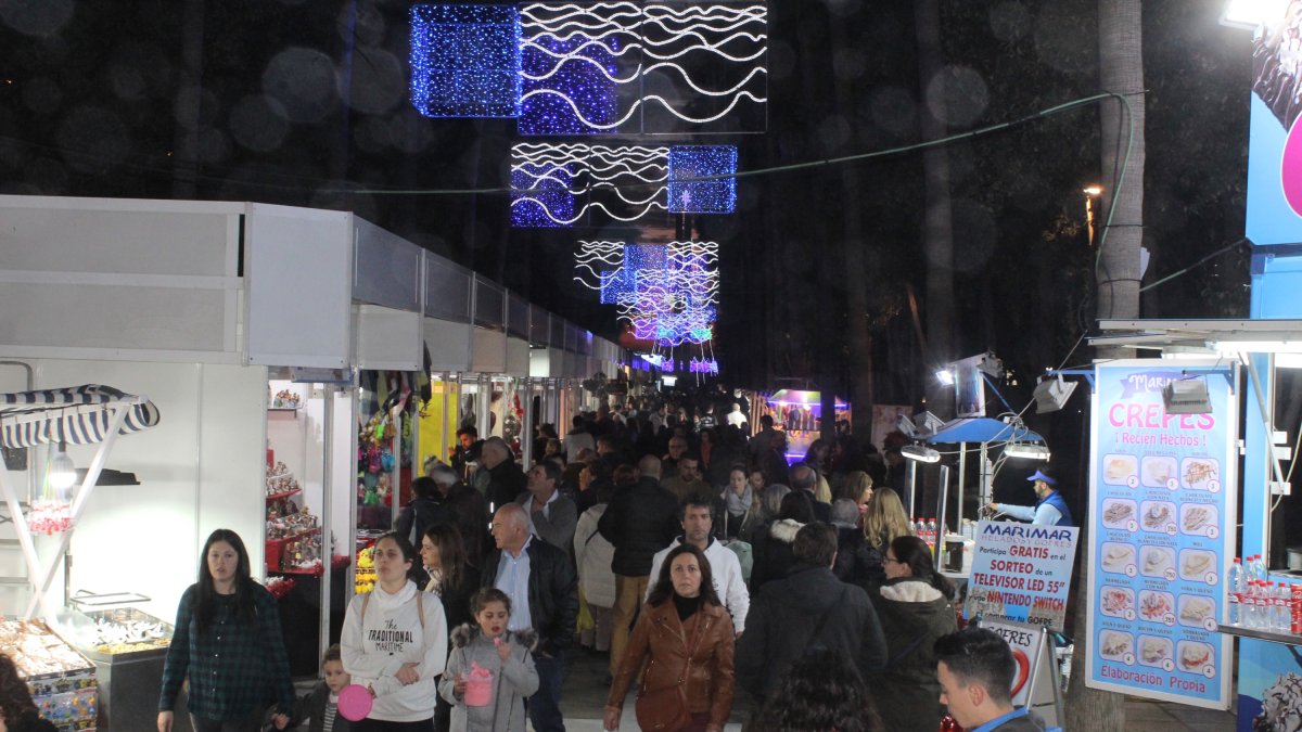 Los puestos navideños de la Rambla son un atractivo para los almerienses.