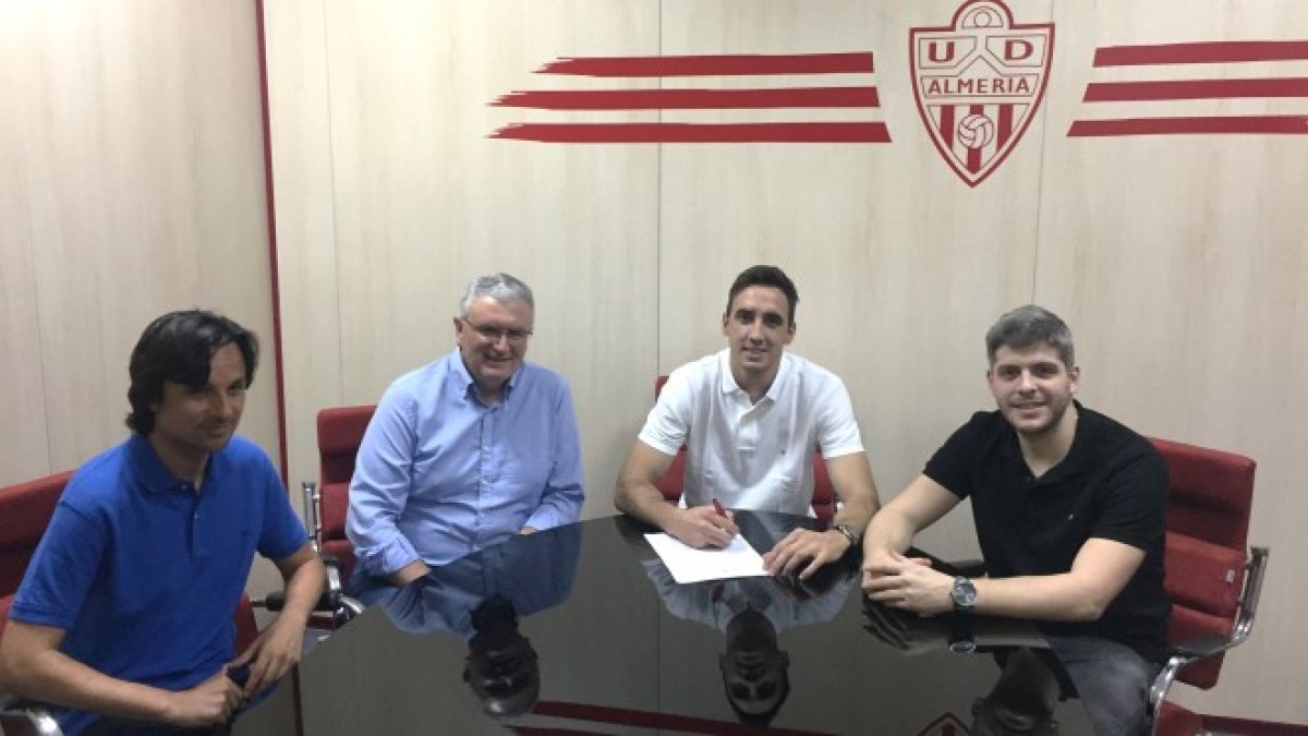 Pablo Caballero firmando por el Almería.
