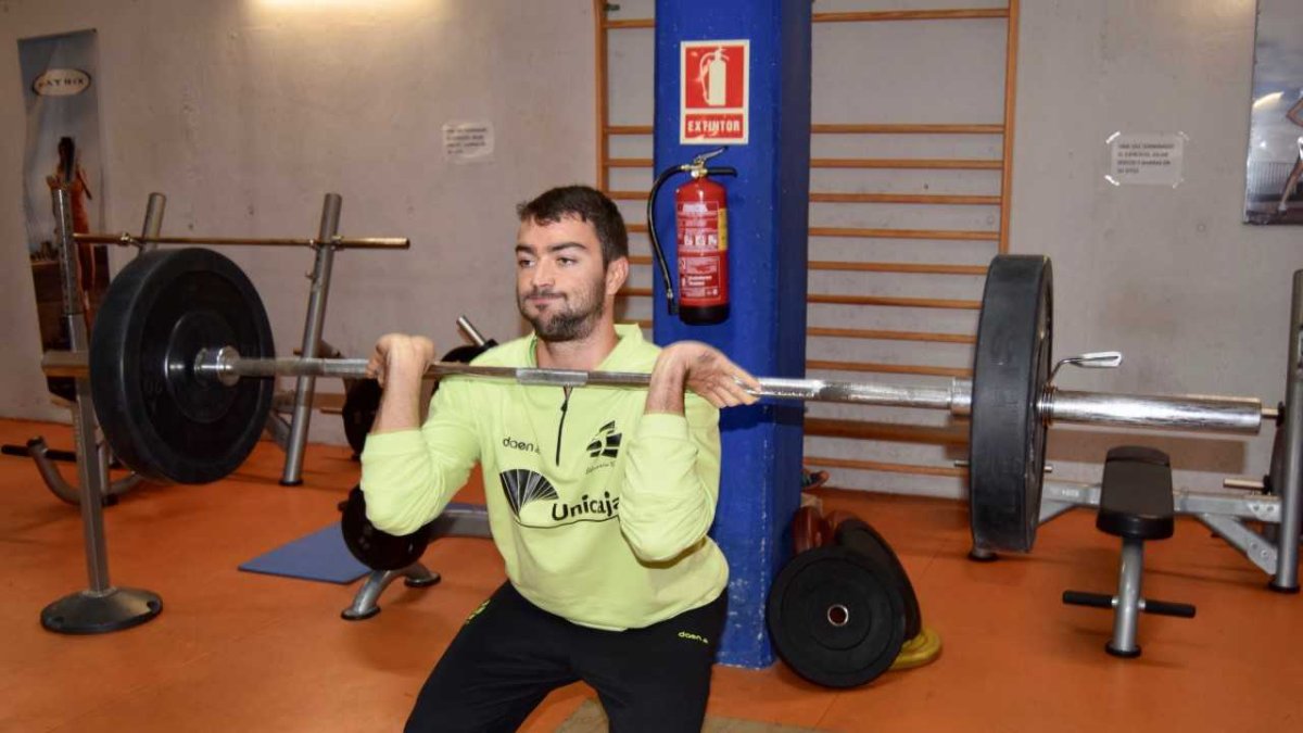 El jugador en plena puesta a punto.