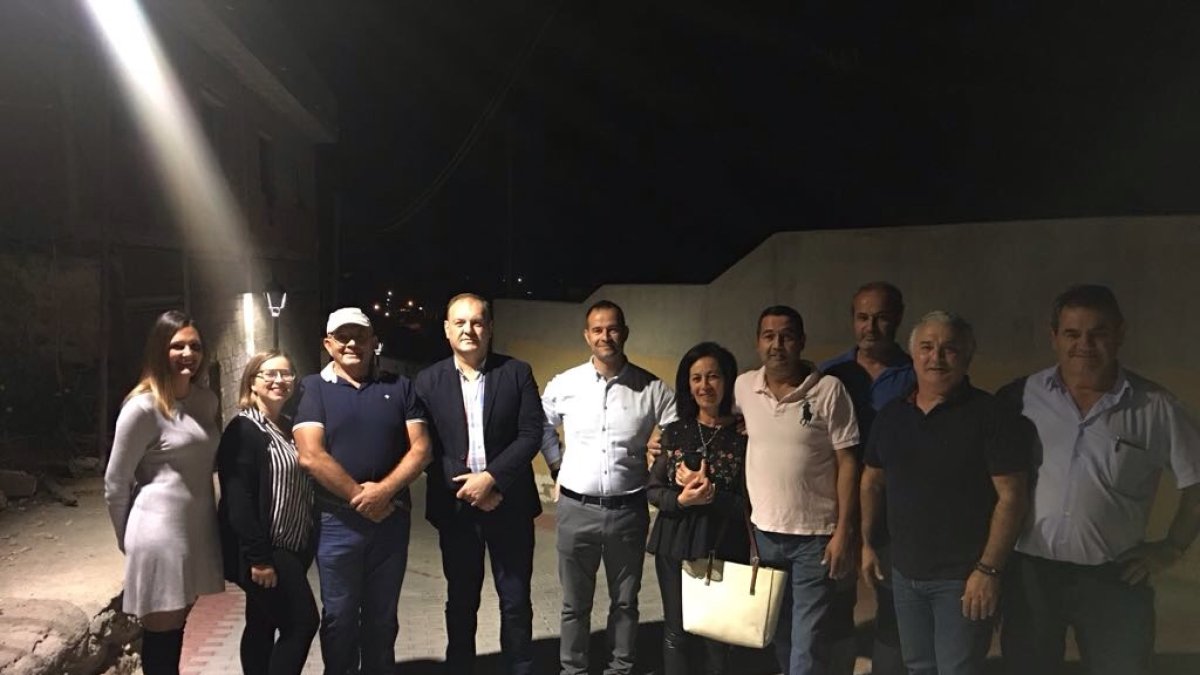 Alcalde, concejales y vecinos en la inauguración de las obras.