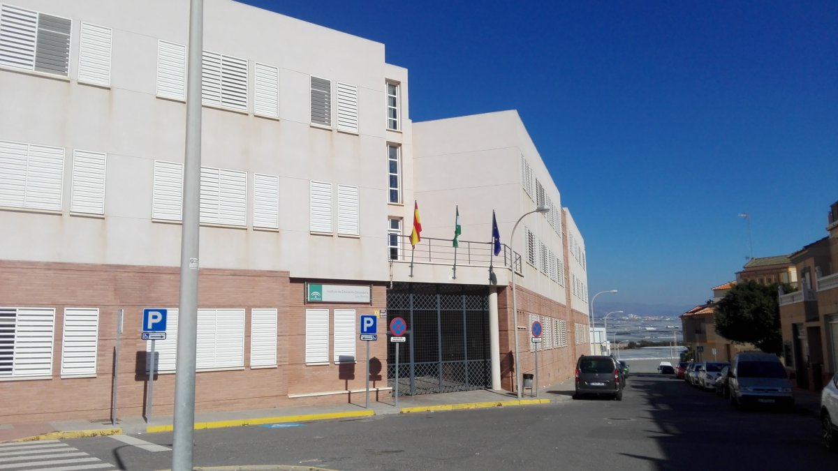 Puerta del edificio principal del Instituto Francisco Montoya situado en Las Norias.