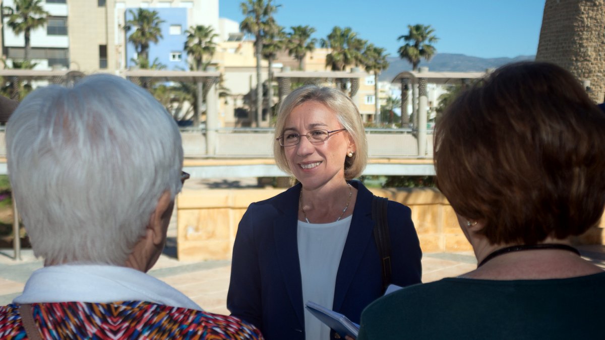 La concejal no adscrita María José López Carmona conversando con dos vecinas en Roquetas de Mar.