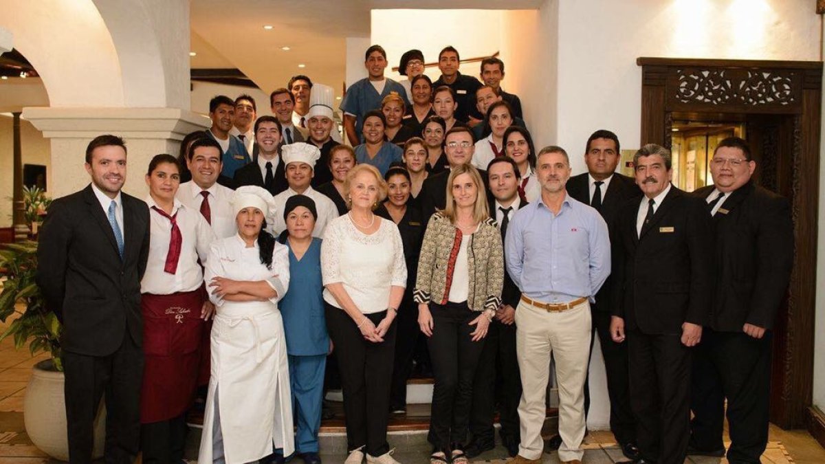 La plantilla  del Hotel Almería en Salta, dirigida por Alfredo Muñoz, con camisa azul.