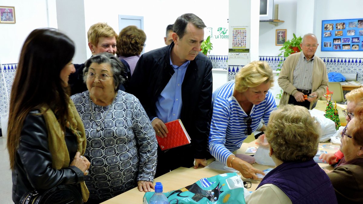 Visita de los socialistas a la asociación de vecinos.