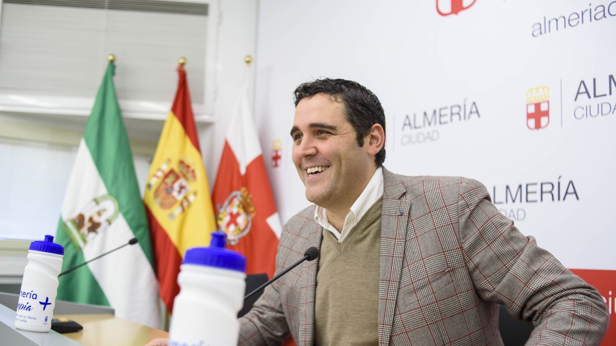 Juan José Alonso, concejal de Servicios Municipales presentando la campaña.
