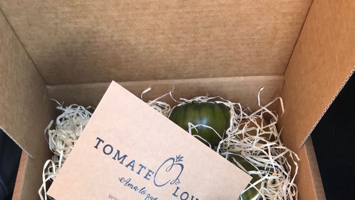 Caja de tomate Adora.