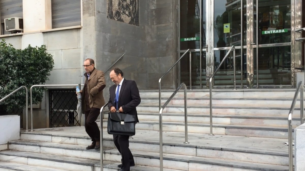 Luis Pérez Montoya y su letrado Domingo Simón salen de la Audiencia de Almería