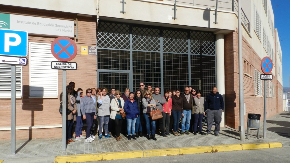 concentración de padres y madres en Las Norias.