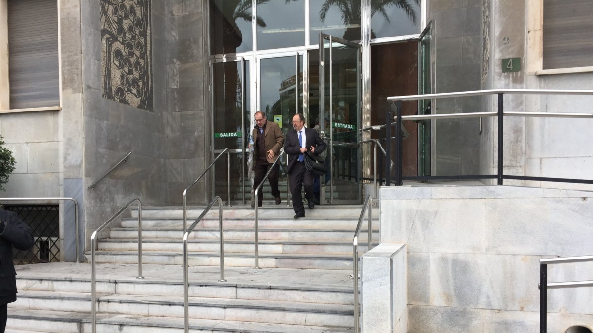 Luis Pérez Montoya y el abogado Domingo Simón salen del Palacio de Justicia de Almería
