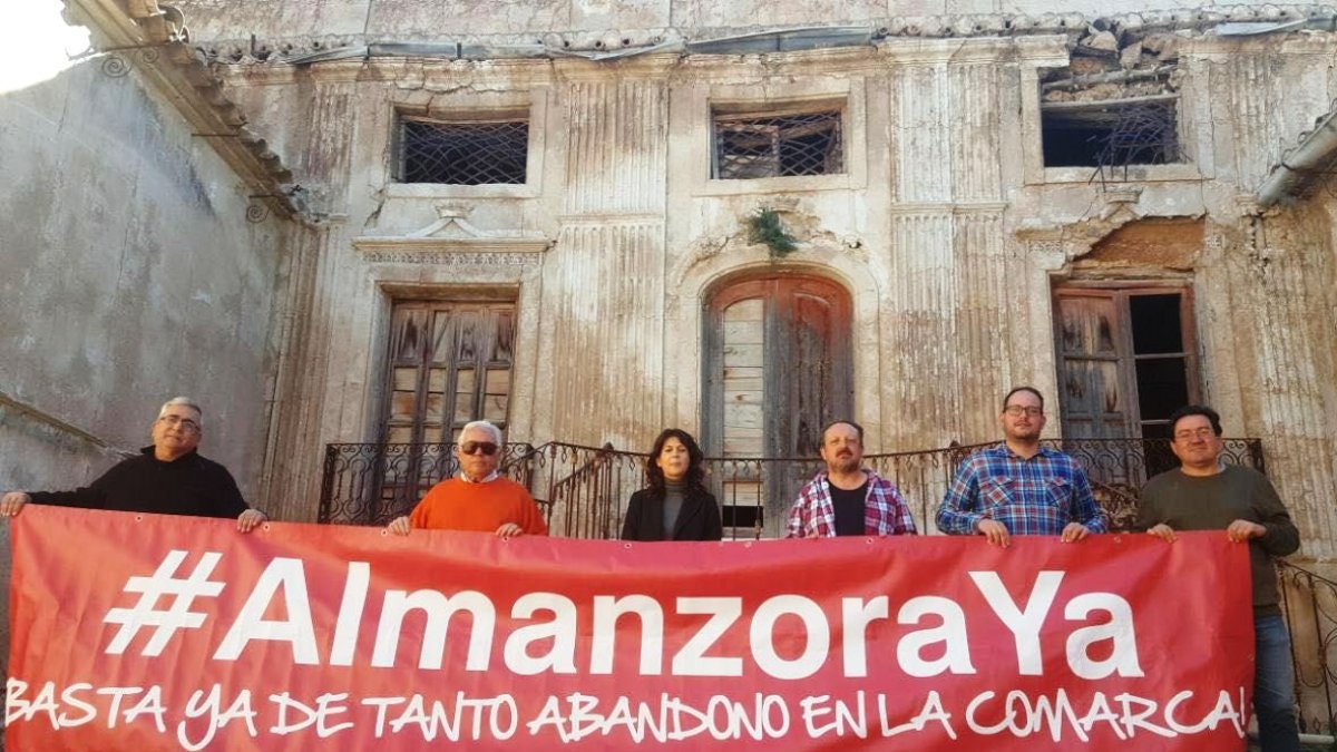Miembros de IU en Almería en el Palacio del Almanzora.