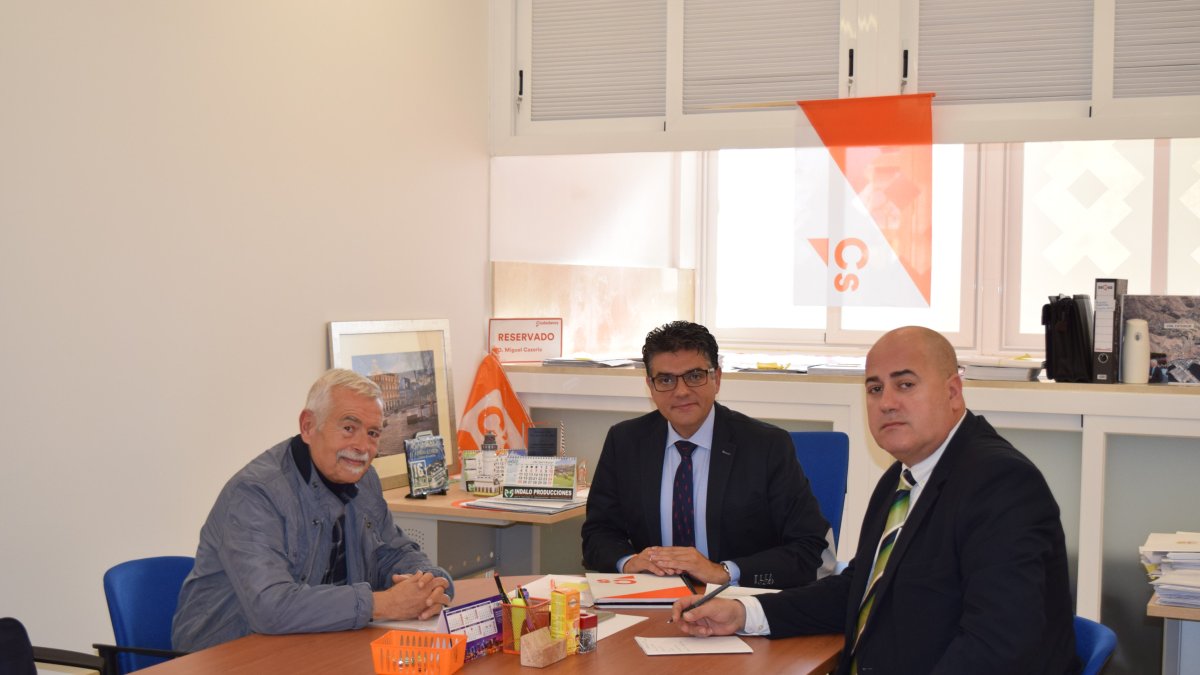 Reunión de los representantes vecinales y el portavoz de Cs