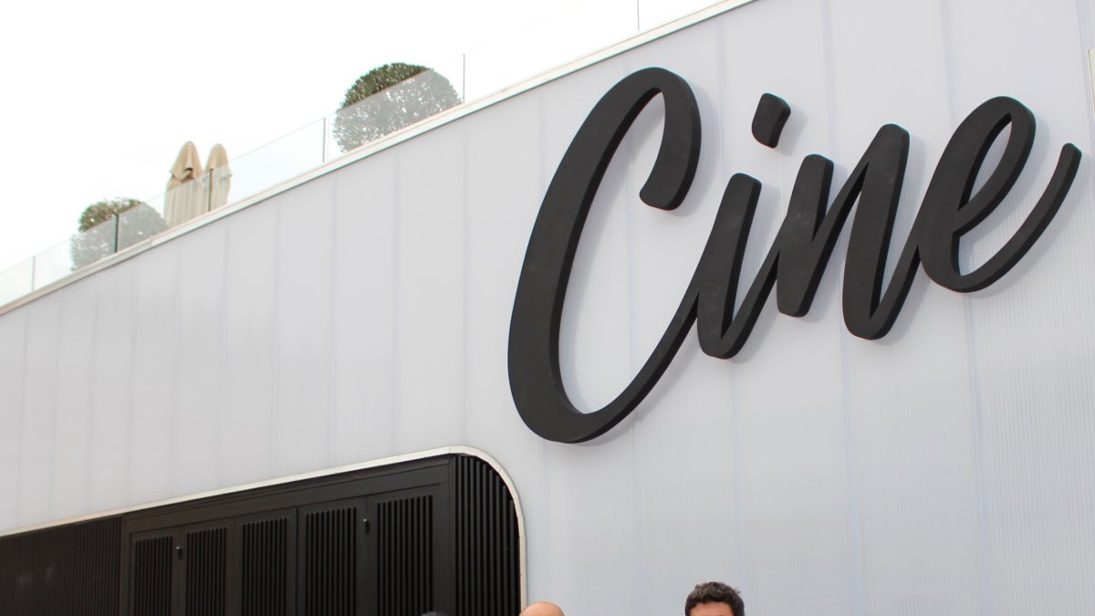 Alcalde y concejales en la fachada del cine.