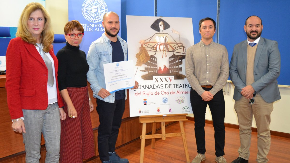 Representantes del Ayuntamiento de Roquetas, la UAL y el festival, junto al diseñador.