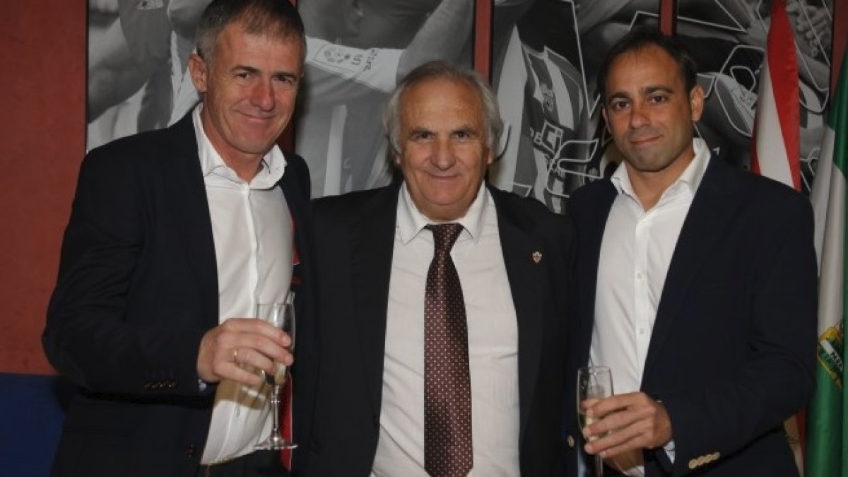 Alfonso García con sus dos entrenadores: Lucas y Fran.