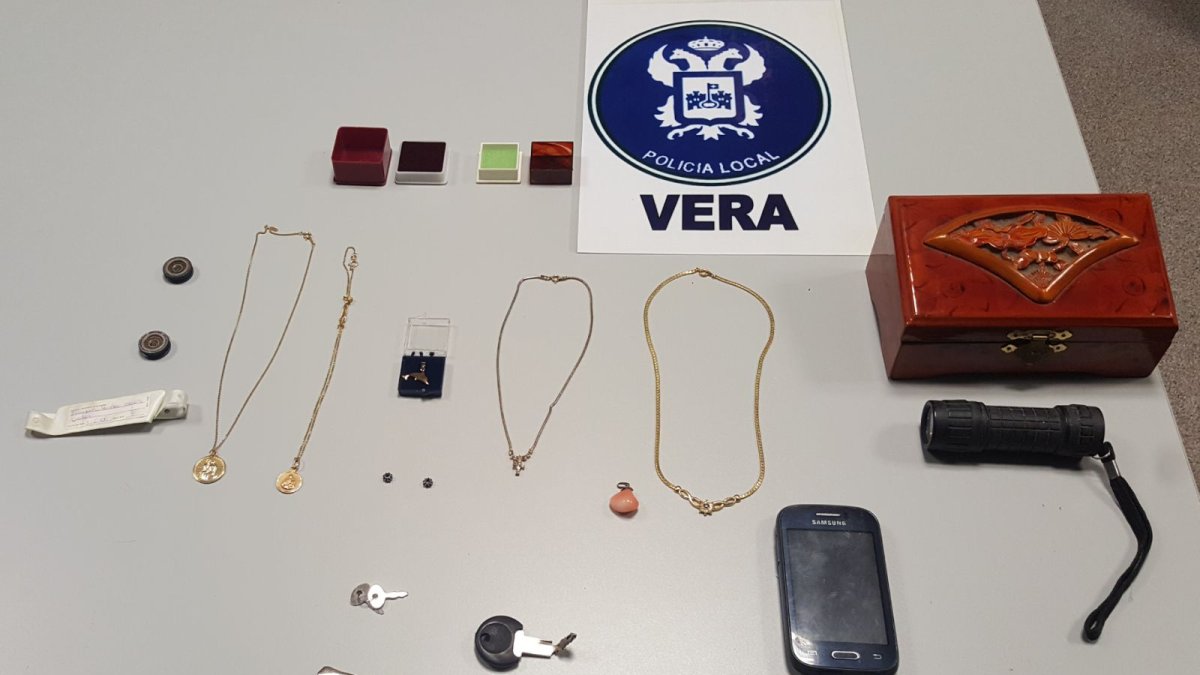 Diferentes joyas que portaba el detenido.